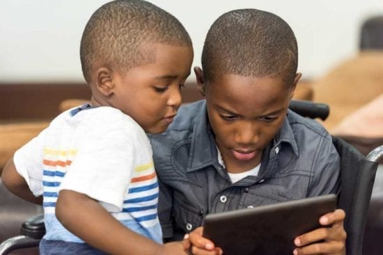 jeunes garçons avec un appareil mobile