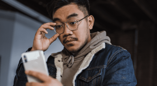 man receiving threatening text